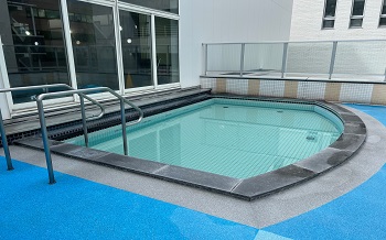 ＜プールサイド屋外ジャグジー＞水温約38℃の水着で入れる開放的な屋外ジャグジー！