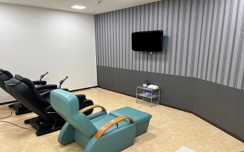 ＜リラクゼーションルーム＞マッサージチェア、リクライニングシートにTVをご用意！