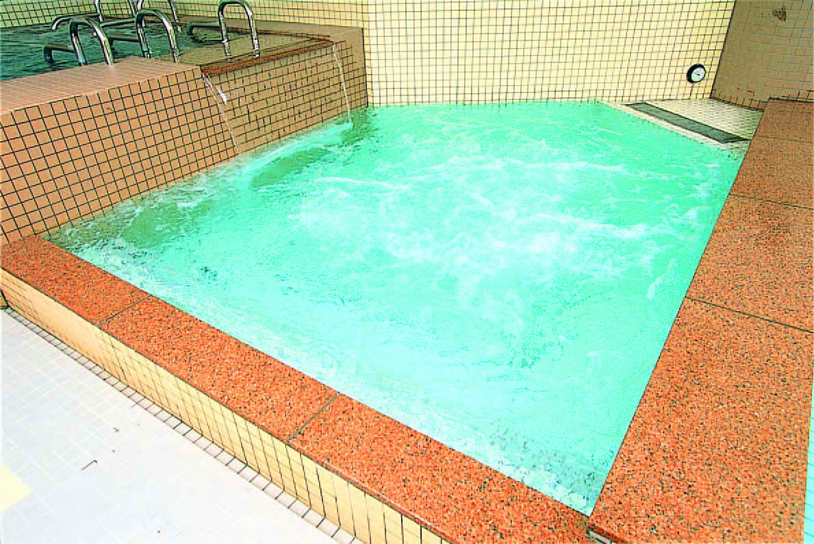 スパエリア　バイブラバス（水温37〜39℃）床から吹き出る泡が全身をほぐします。