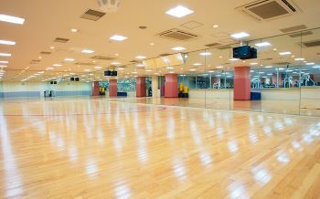 【3F】第1スタジオ　50名収容可　ヨガ・有酸素運動・トレーニング・格闘技系・ダンス等各種レッスン実施。