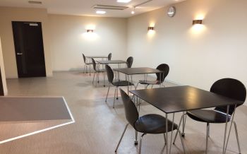 フィットネスメンバー専用ラウンジ　飲食可能エリアです。トレーニングの合間に一息、リラックスタイムをお楽しみください。