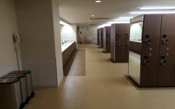 ロッカーエリア　清潔で広々のロッカールーム。鍵と暗証番号のダブルロックシステムを採用してます。