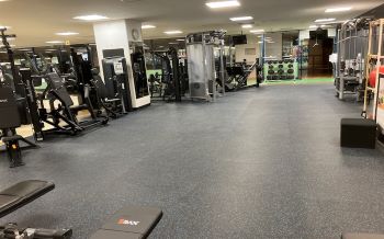 ファンクショナルエリア　マットトレーニング・ストレッチやバランスボールを使用するトレーニングエリアです。
