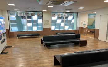 スクールギャラリー　広々としたプールの見学エリアです。幼児コースは保護者様がプールサイドでご見学できます。