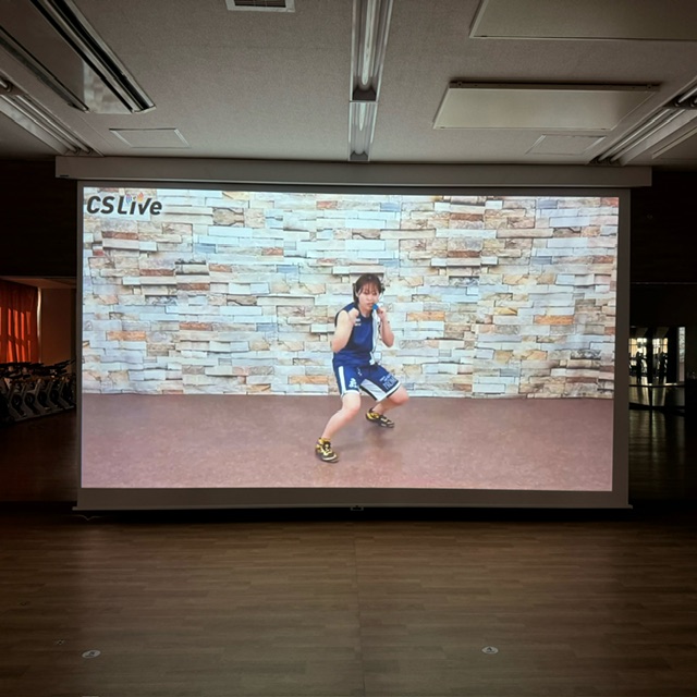 【スタジオ(HOTスタジオ)】こちらのスタジオにはスクリーンを設置しており、最新の映像レッスンをお楽しみいただけます。