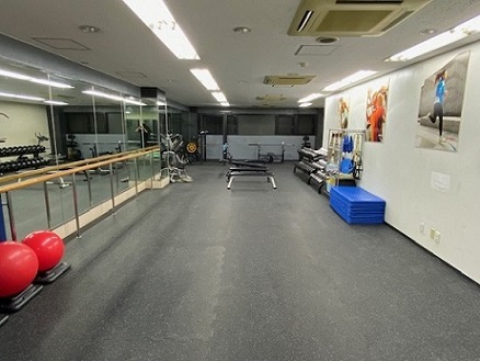 【ファンクショナルエリア】広いエリアを思いっきりお使いください！バランスボールやコアポール、他各種ギアで身体を整えましょう。バレエバーもございます！