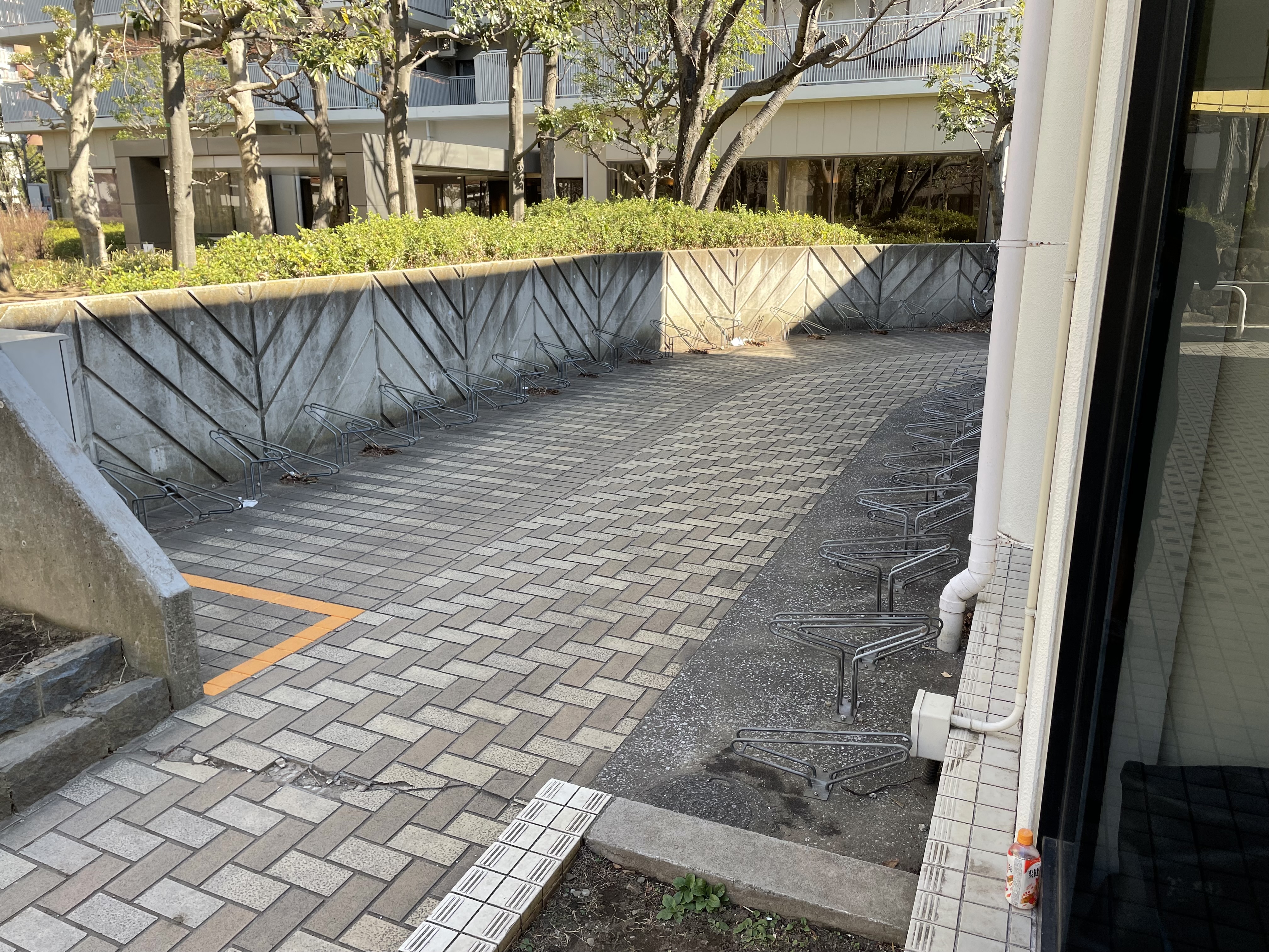 【駐輪場：無料】クラブ横に自転車等を整列させて駐輪願います。