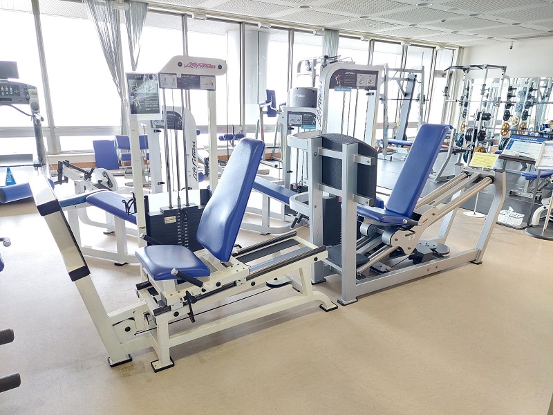 下半身トレーニングマシン（レッグプレスという下半身全体をトレーニングするマシンです。）