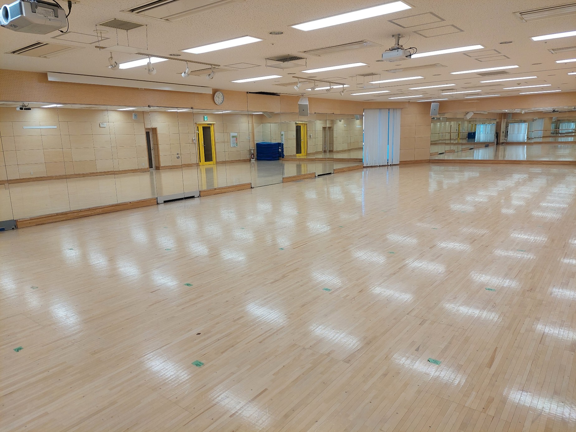 ＜ダンス・体育スタジオ＞キッズダンスやキッズ体育を行う多目的スタジオです。キッズ体育は、マット、跳び箱、鉄棒の３種目を中心に練習していきます。初めてのお子様も安心してご参加ください。ミックスコースも大人気！