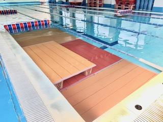 【スイミングスクール】幼児クラスや水慣れクラスでは、水深1.0mのプールに高さ40cmの赤台を設置。水深を60cmに調整して練習を行います。