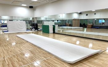 ＜体育スタジオ＞キッズ体育スクールを実施するスタジオ。ギャラリーからご観覧頂けます。