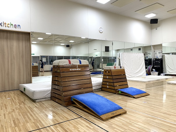 ＜体育スタジオ＞キッズ体育は、マット、跳び箱、鉄棒の３種目を中心に練習していきます。