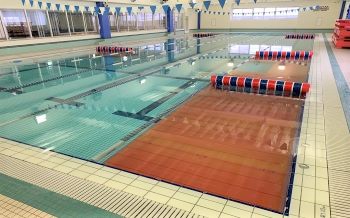 ＜プール＞ 25m×5コース！水深1.1M (幼児クラスや水慣れクラスは赤台を入れて水深70cmで実施)、水温30度～31度 冬でも快適に指導を受けられます。