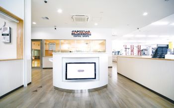 ＜エントランス＞【スタッフ対応時間】平日  10:30〜21:00（月曜日を除く） 土 10:00〜18:45　日祝 10:00〜18:00