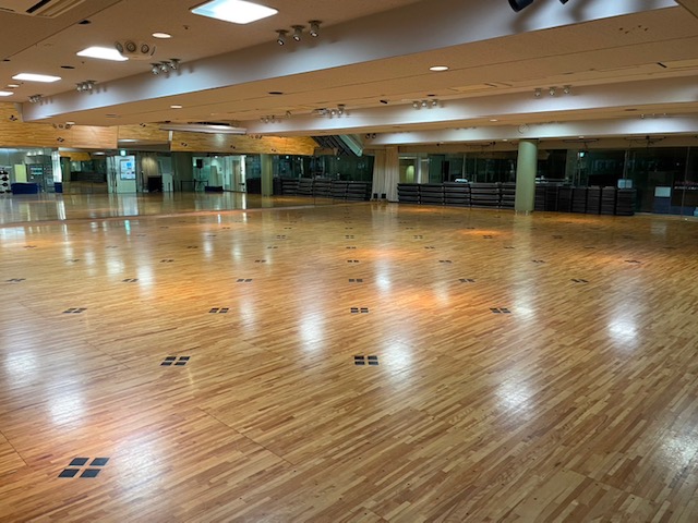 ＜スタジオ＞最大定員55名の広々としたスタジオです。エアロビクス、ZUMBA、格闘技エクササイズ等、バリエーション豊かなレッスンを開催しております。