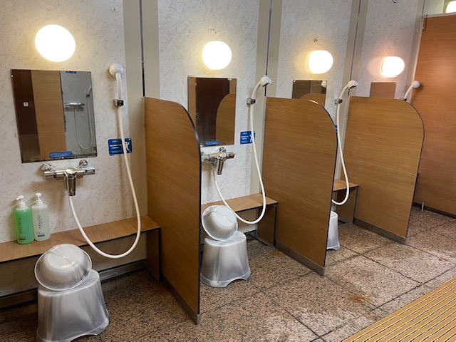 ＜スパ＞座ってご利用ができるカランもご用意しております。男性4台、女性は5台ございます。