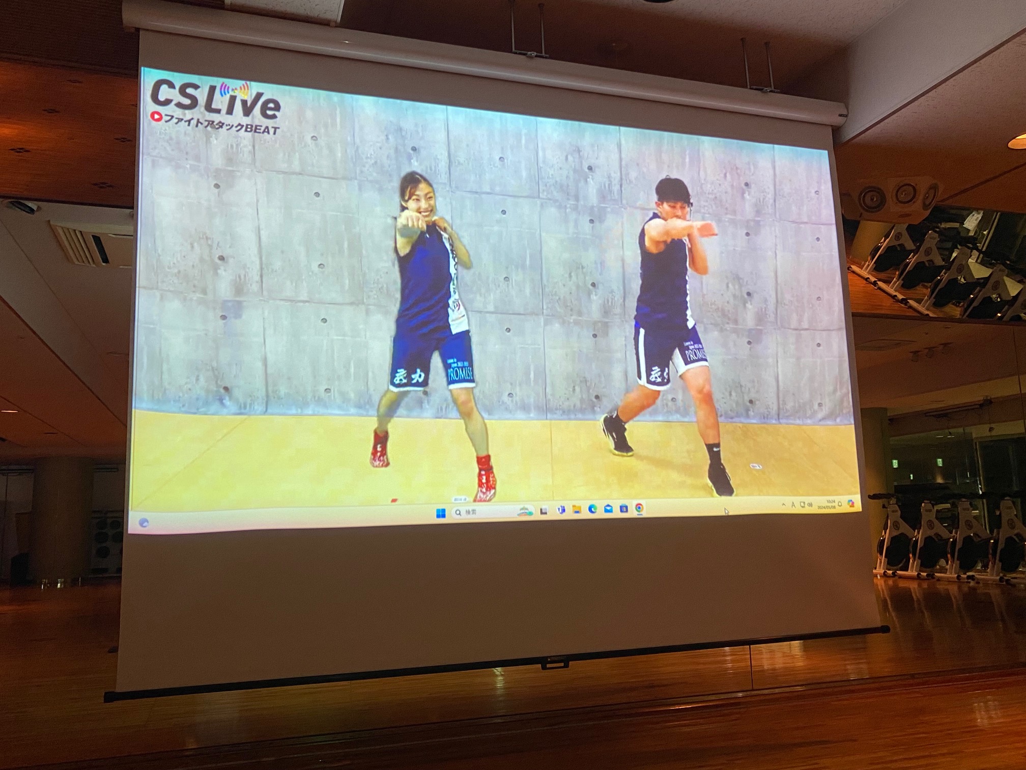 ＜大型スクリーン＞スタジオ内にある大型スクリーンでセントラルスポーツ全国トップインストラクターのレッスンに参加できます