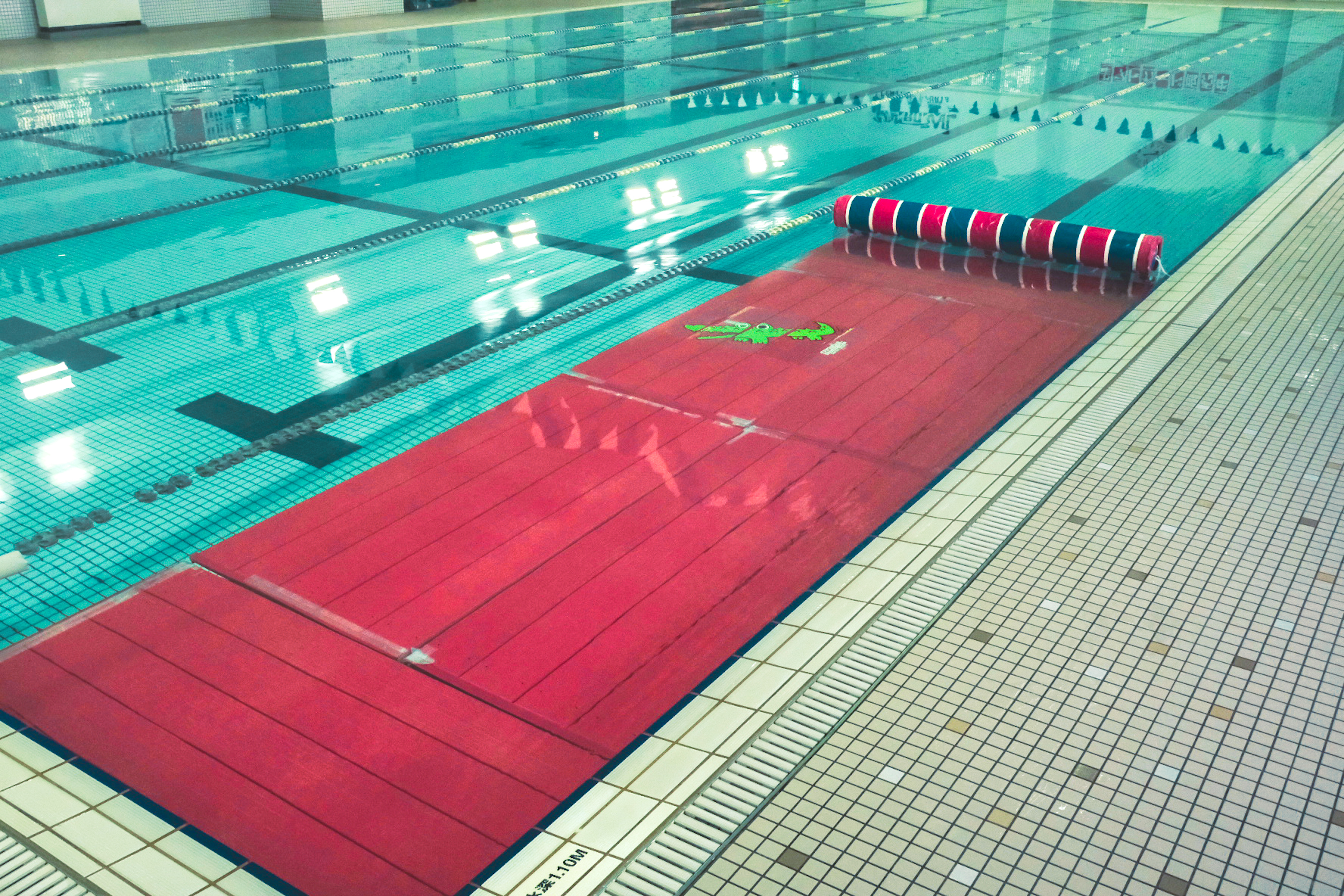 ≪スイミングスクール≫ 水深1.1M (幼児クラスや水慣れクラスは赤台を入れて水深70cmで実施)、水温30度～31度 冬でも快適に指導を受けられます。
