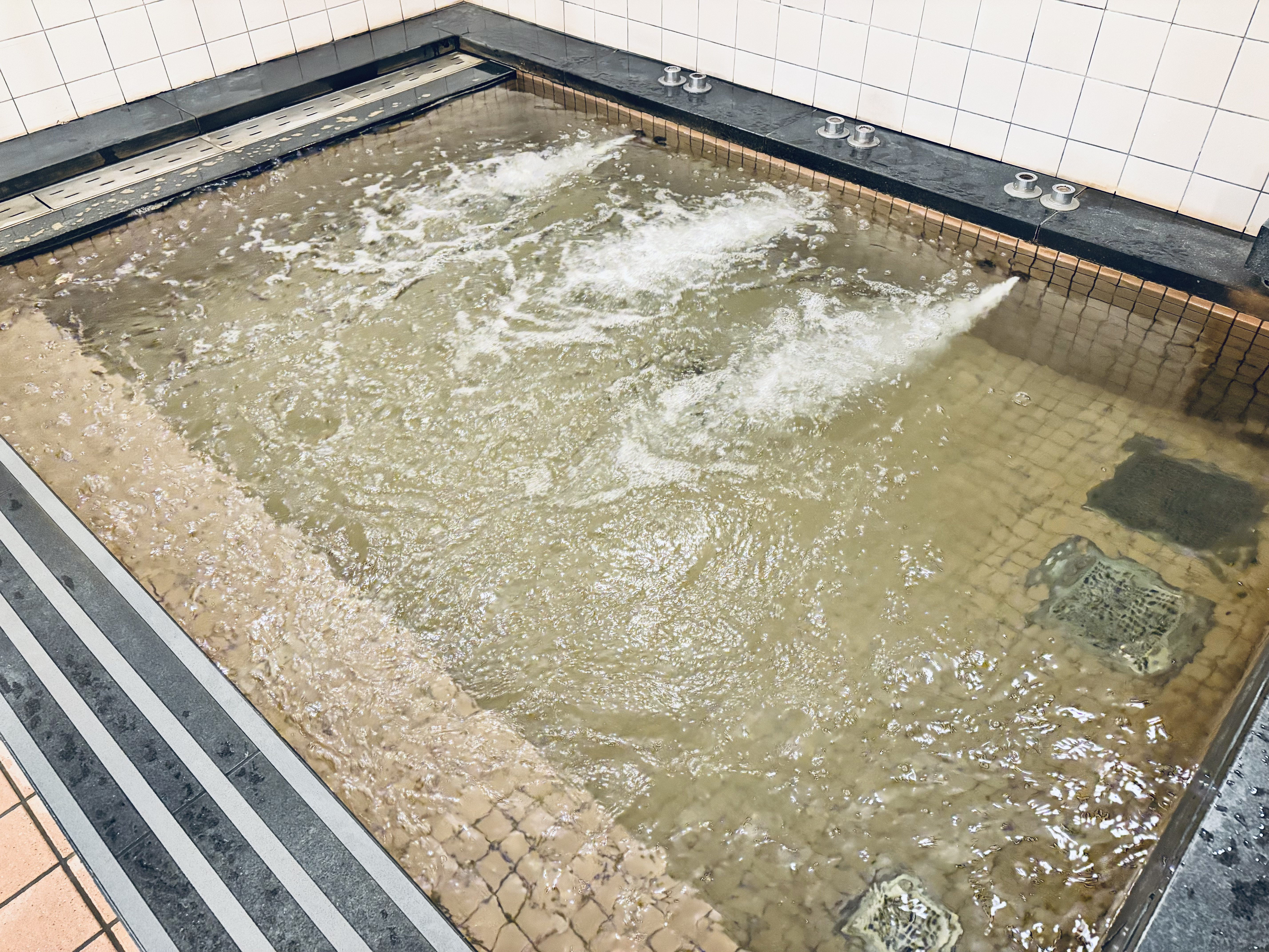 ＜大浴場＞水温40℃前後。地域最大級のスパエリアでゆったりリラックス　※ジェットバス機能は女性のみとなります。