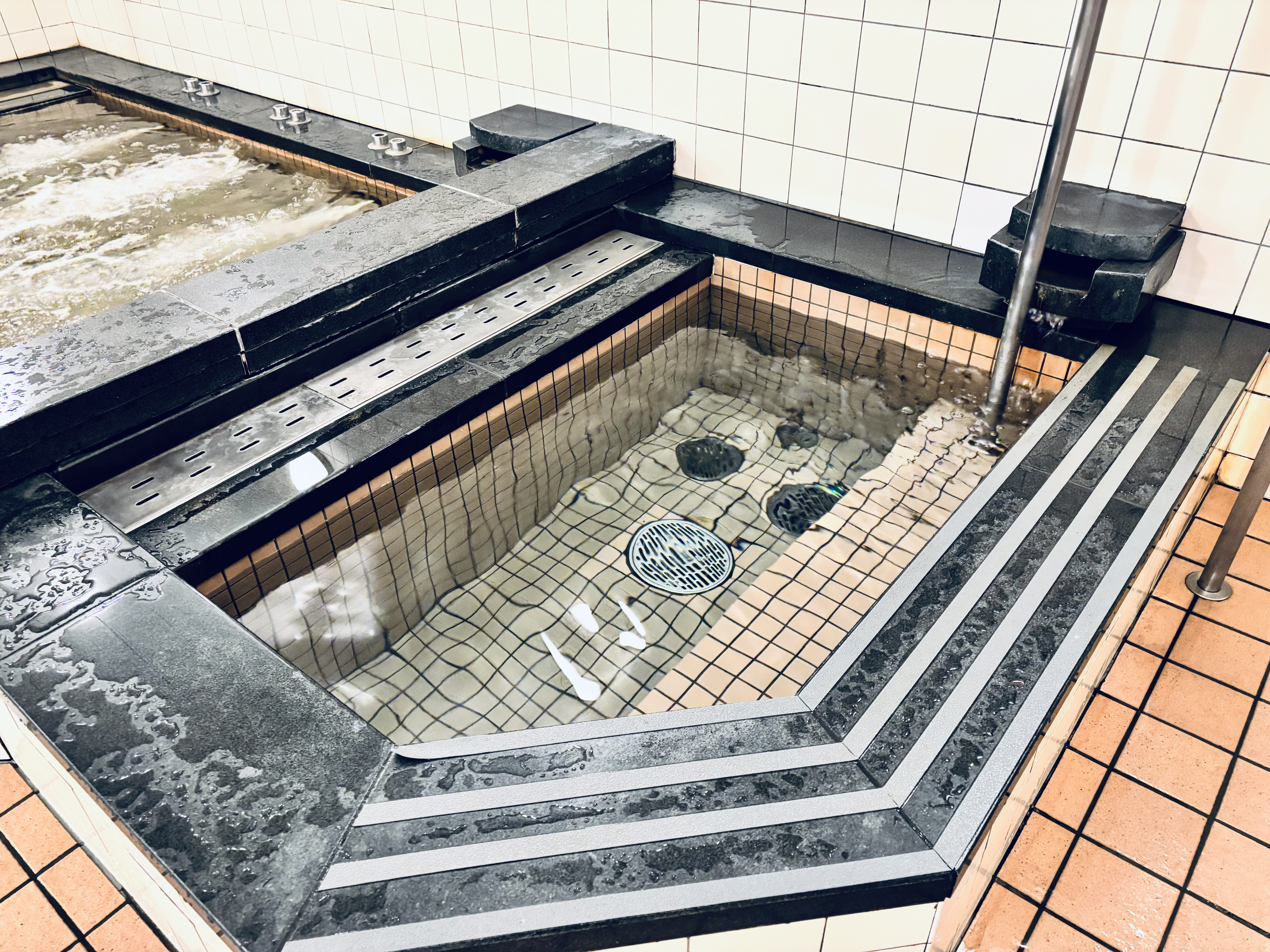 ＜水風呂＞水温約22℃。サウナ好きの方にも対応！