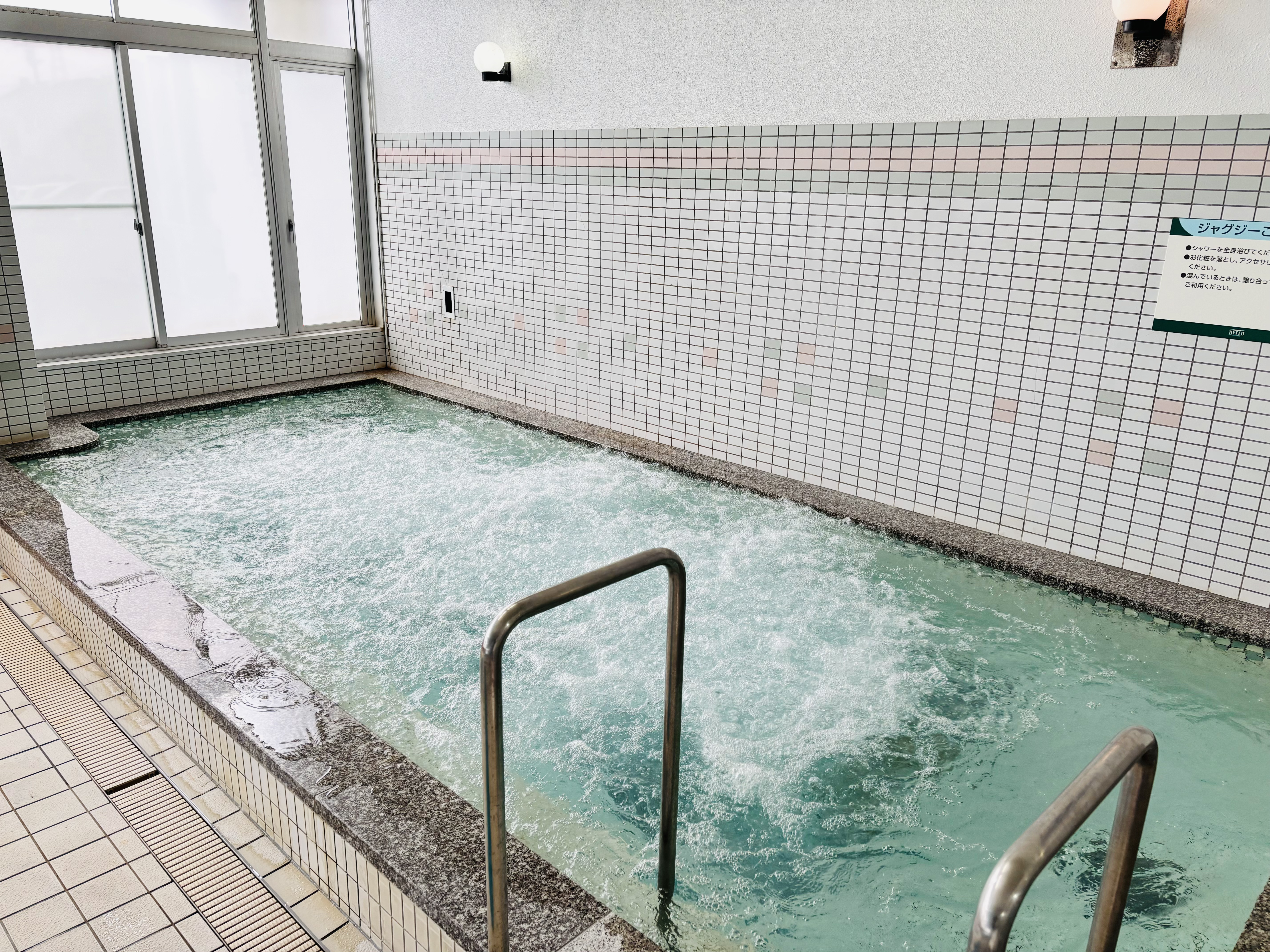＜プールサイドジャグジー＞水温37℃前後。寒さ対策もバッチリです♪