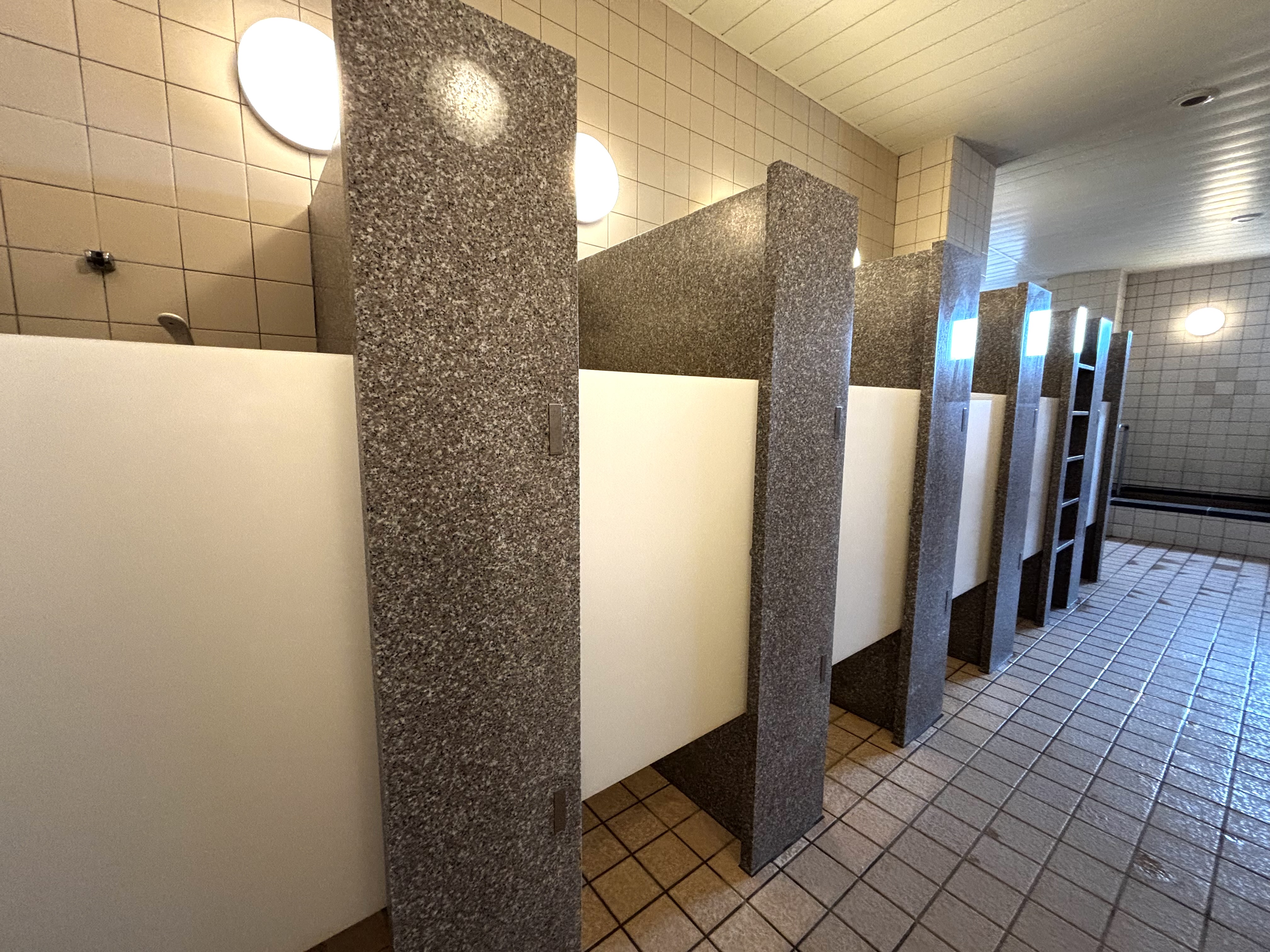 ＜立ちシャワー＞男性4室、女性13室ご用意しております。