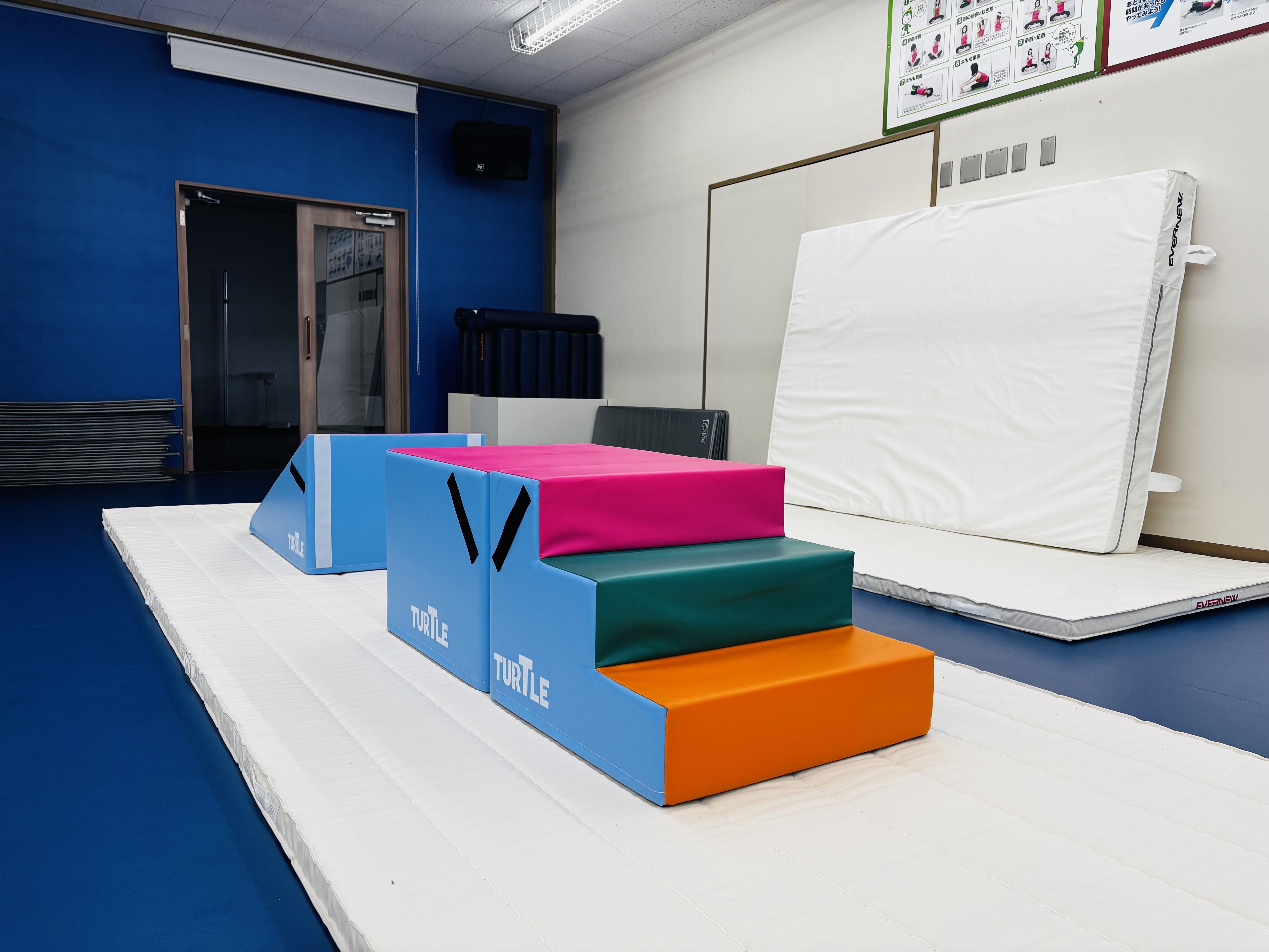 ＜体育スクール＞倒立や側転など色々な技にチャレンジ！