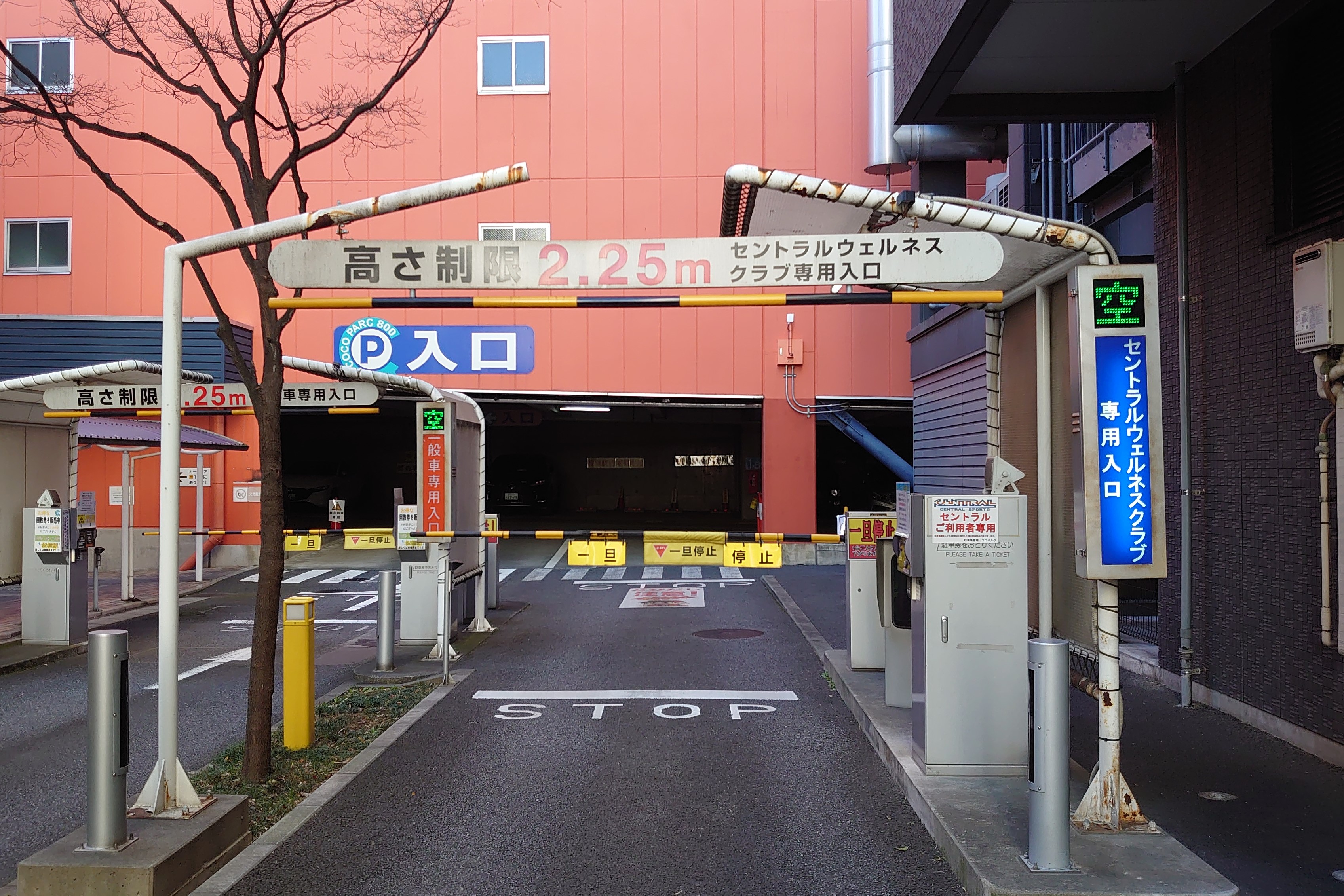 駐車場入り口（3時間まで無料で駐車できます。駐車券を無くさないようにお気を付けください。）