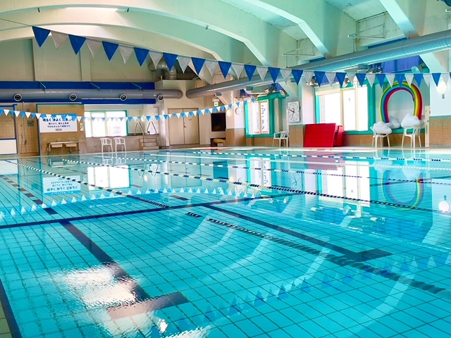 プール【室内プールで暖かくスイミングスクールが受けられます】