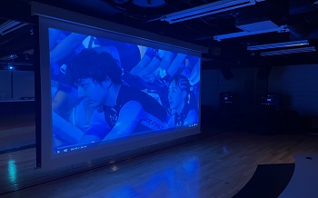 ≪スタジオ≫CSLive！迫力の映像レッスン！大スクリーンに映し出される全国トップDEMOインストラクターのレッスンを受けることが可能です！