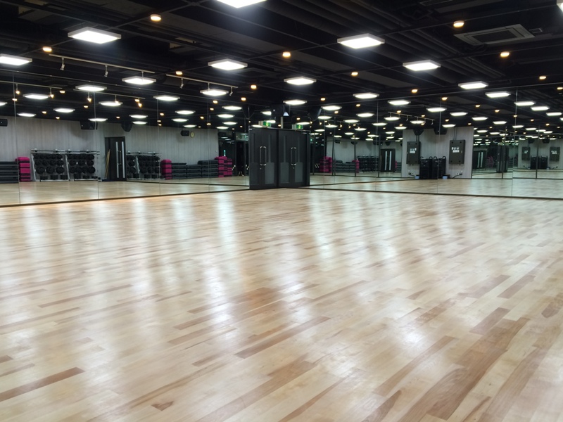 ＜キッズダンススタジオ＞当クラブで一番大きなガラス張りのスタジオでキッズダンスを練習しています。