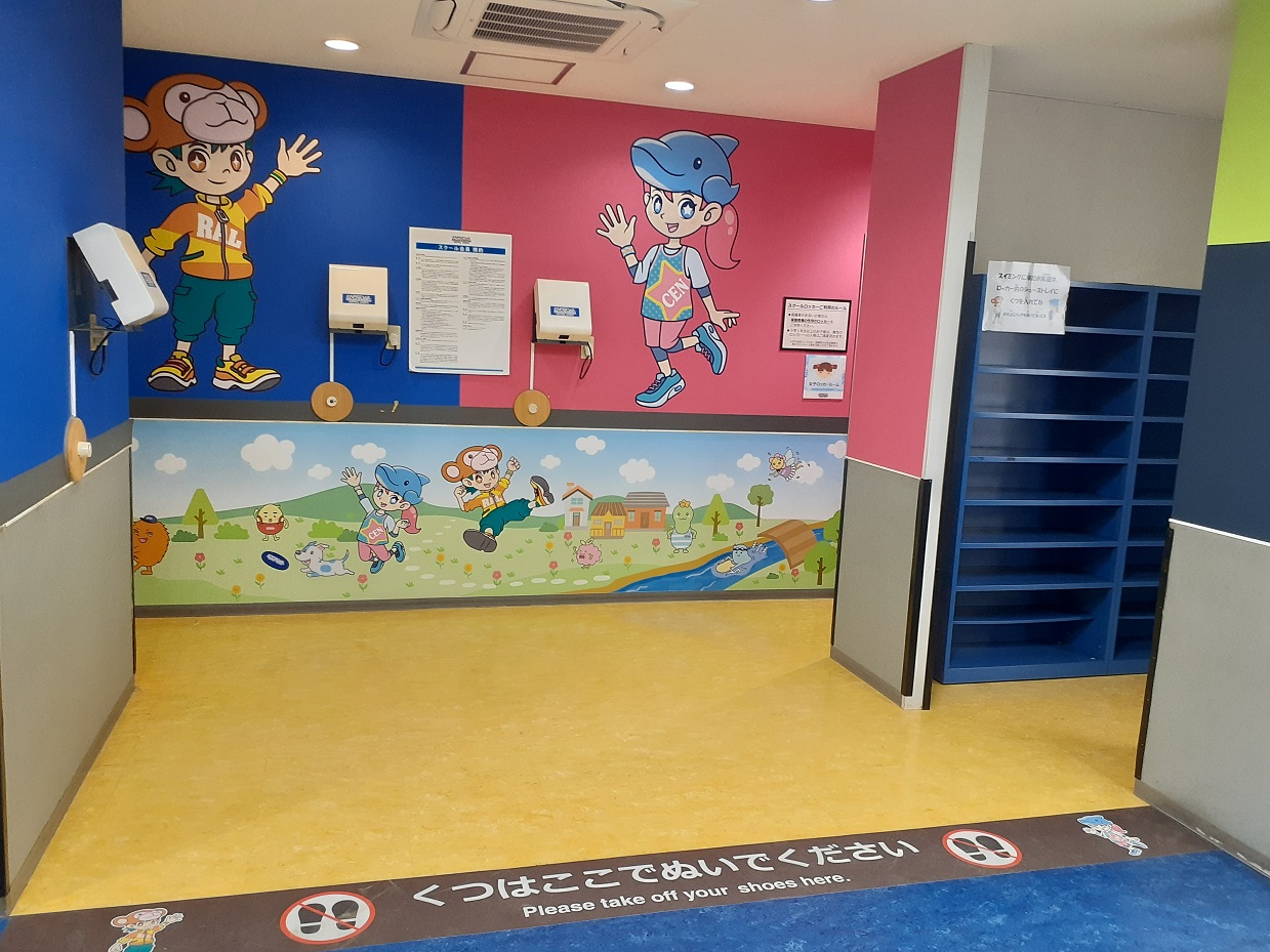 ＜キッズスクールロッカー入口 ＞　画像左側が男子ロッカー、右側が女子ロッカーです