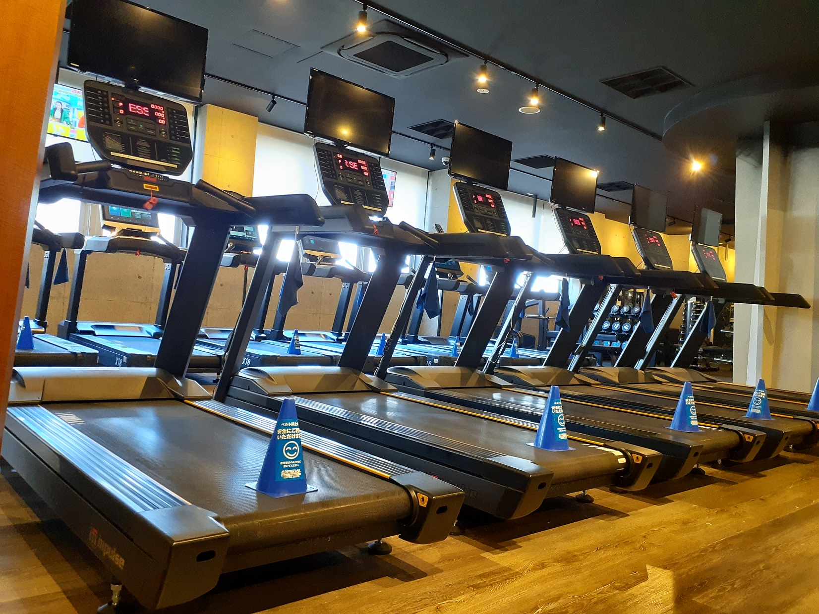 【圧巻のGYM】トレッドミル6台（ランニングマシン）テレビ付き！