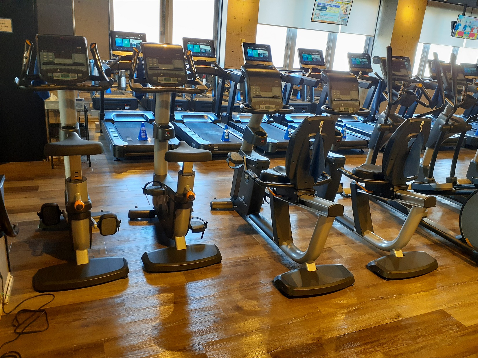 【圧巻のGYM】バイクマシン（自転車マシン）４台
