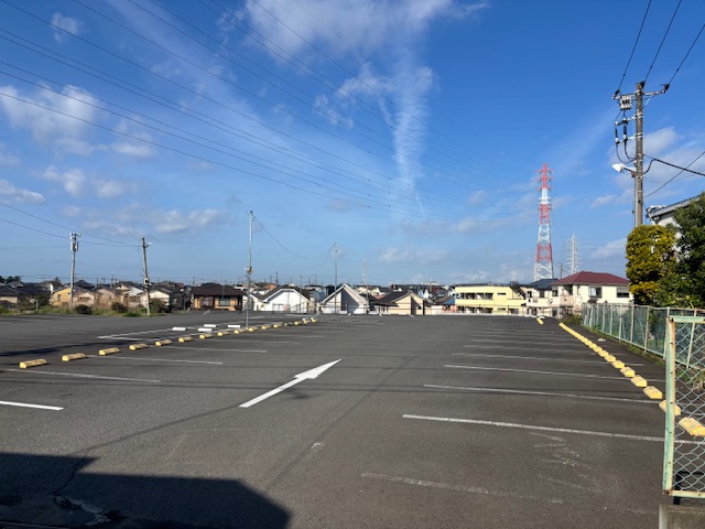 【 60台無料駐車場 】広々駐車スペースあります！