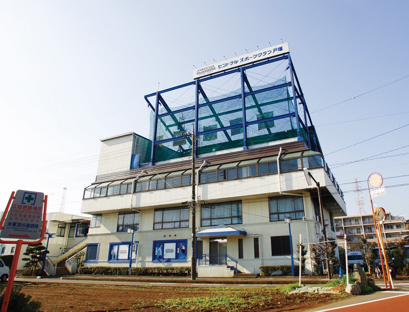 【 クラブ外観 】　長閑な町に突如と現れる大きな外観