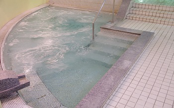 ＜プールエリア＞ プールサイドジャグジーでリラックス