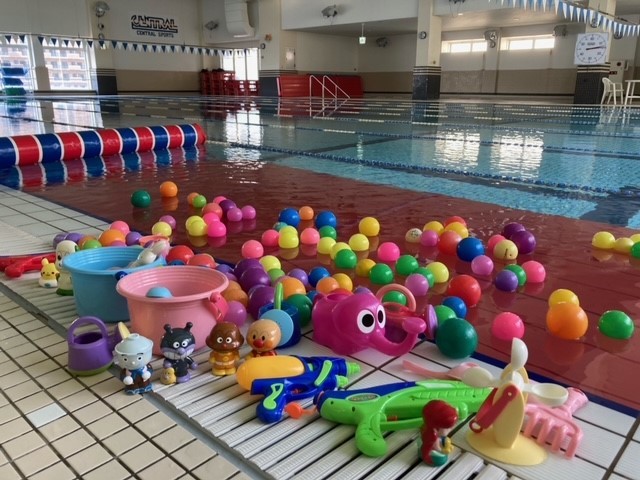 ＜ボールプール＞水慣れクラスはボールやおもちゃで遊びながら水と触れ合います