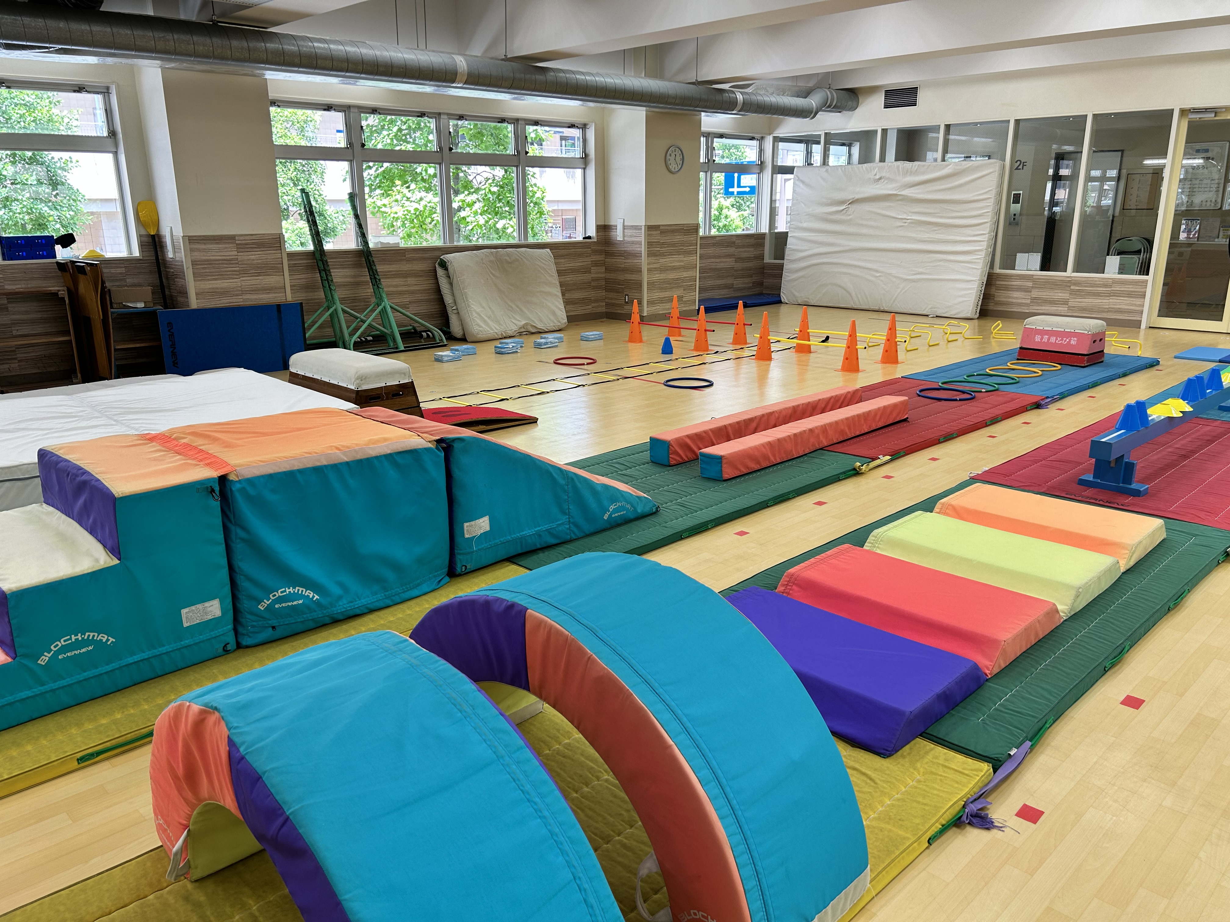 ＜キッズ体育専用スタジオ＞様々な道具を用いることで運動能力を向上させます。