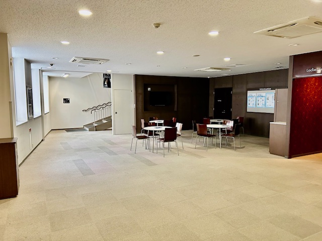 ＜ラウンジ＞バリアフリーの広々スペース 