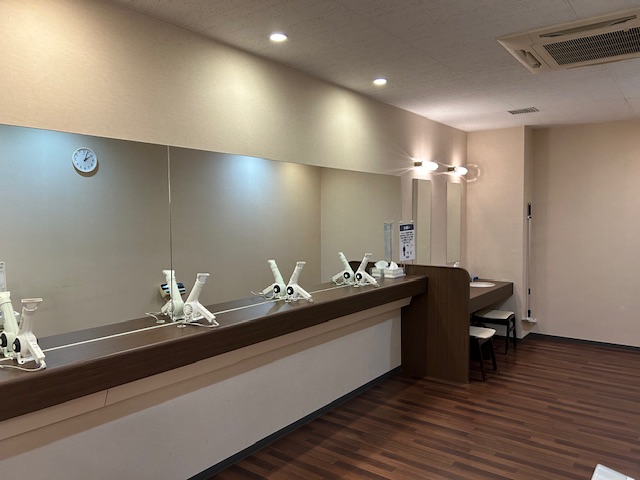 ＜パウダールーム＞男女ロッカールームにございます。ドライヤー、体重計、血圧計を完備しております。