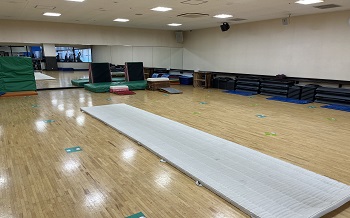 【体育スタジオ】キッズ体育は、マット、跳び箱、鉄棒の３種目を中心に練習していきます。