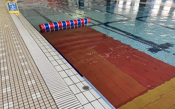 【プール】 25m×5コース！水深1.1M (幼児クラスや水慣れクラスは赤台を入れて水深70cmで実施)、水温30度～31度 冬でも快適に指導を受けられます。