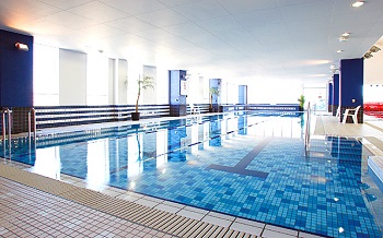 【プール②】20ｍ×3コース！水深1.1Ｍ 水温30度～31度 冬でも快適に利用できます！天井も高く開放感のある地域最大級の大型プールエリア！ある地域最大級の大型プールエリア！