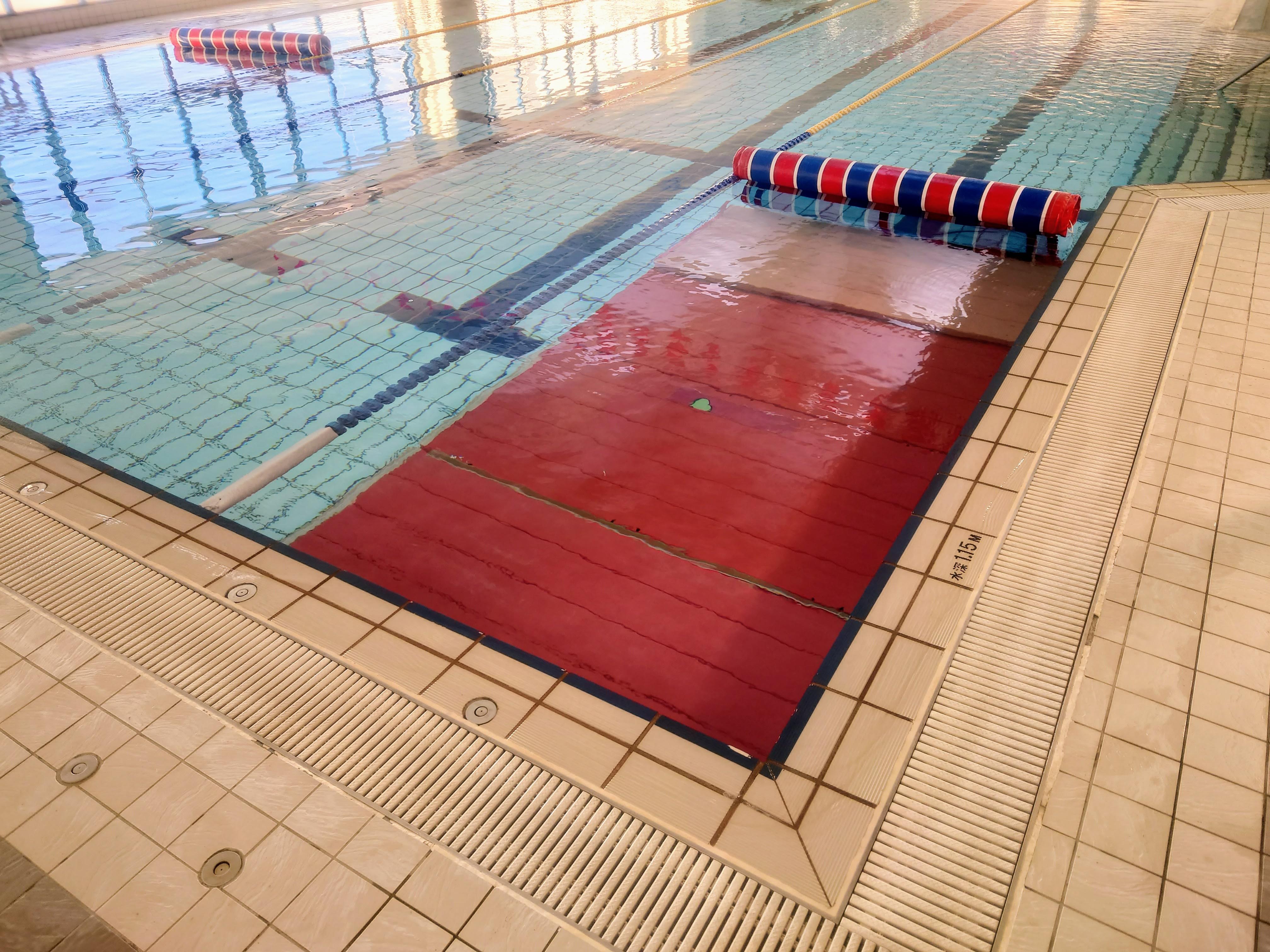 【スイミング】水慣れクラスでは赤台を設置して指導いたします