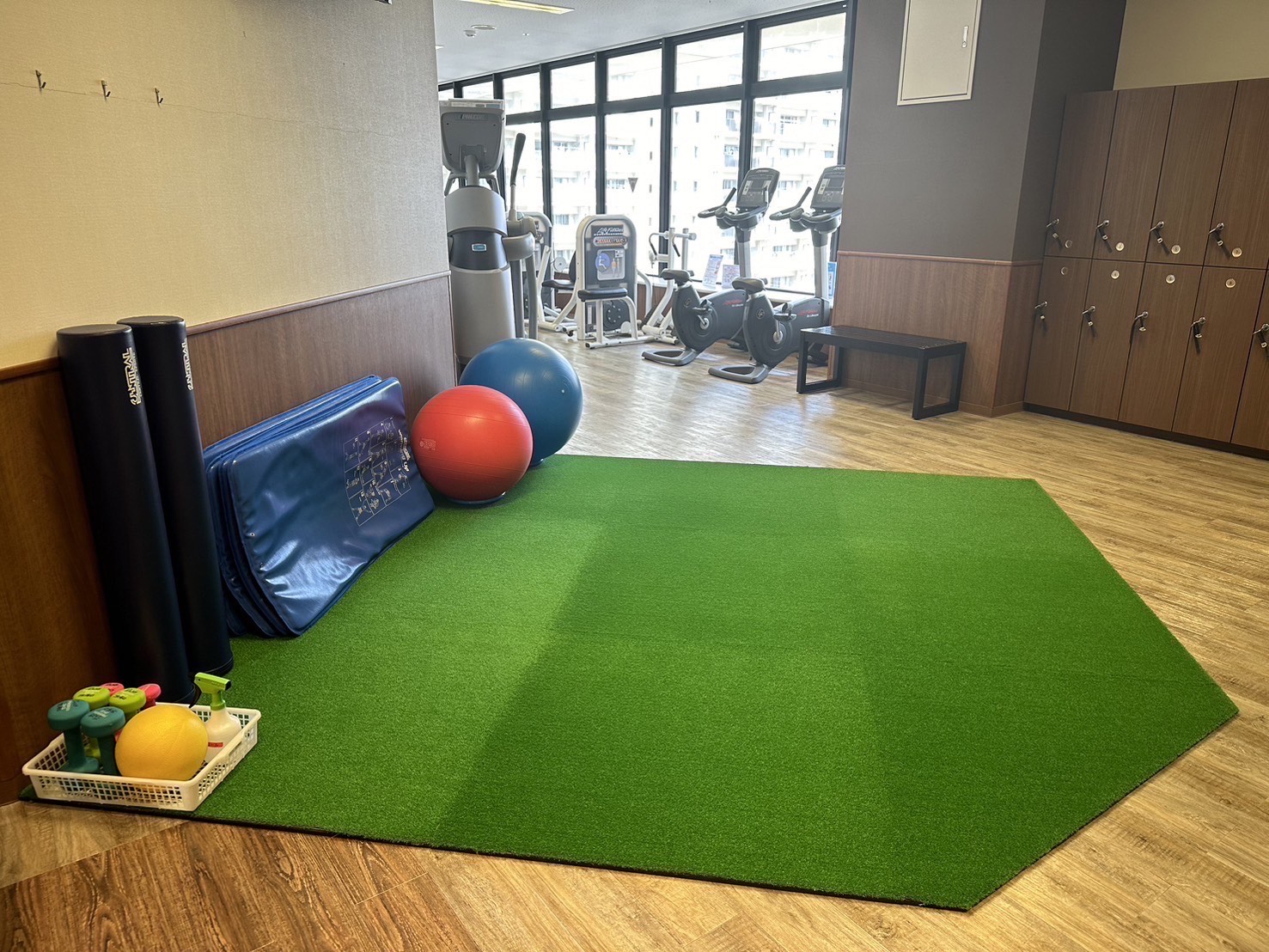 ＜多目的スペース＞芝生エリアでは、ストレッチやバランスボールやコアポールを使って、コアトレーニングが可能です!!